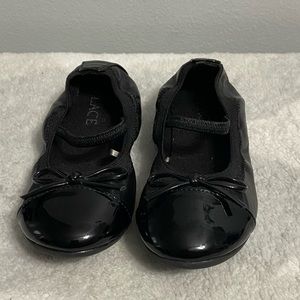 The Children’s Place toddler Ballet Flats black Shoes. Size 8